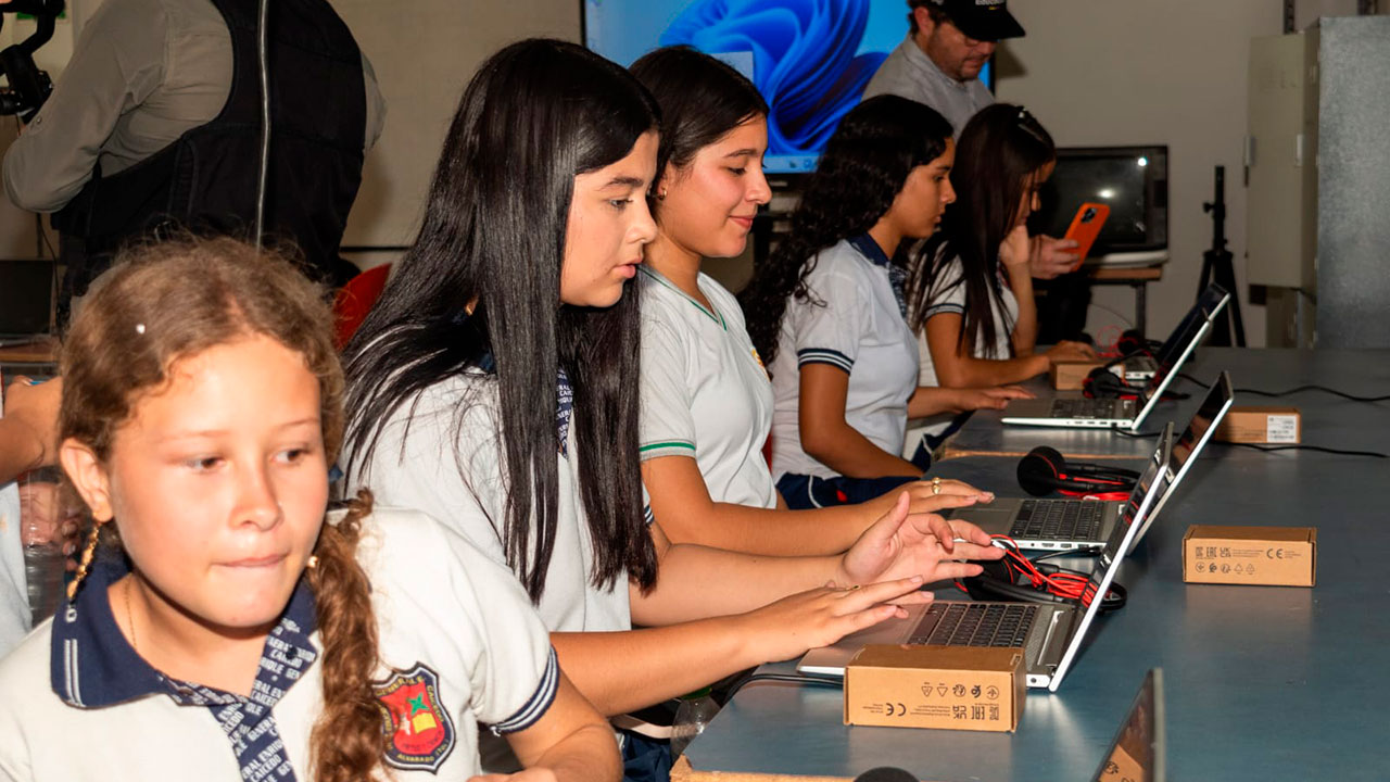 A través de Obras por Impuestos, Alvarado recibe dotación escolar y tecnológica para 28 sedes educativas 2