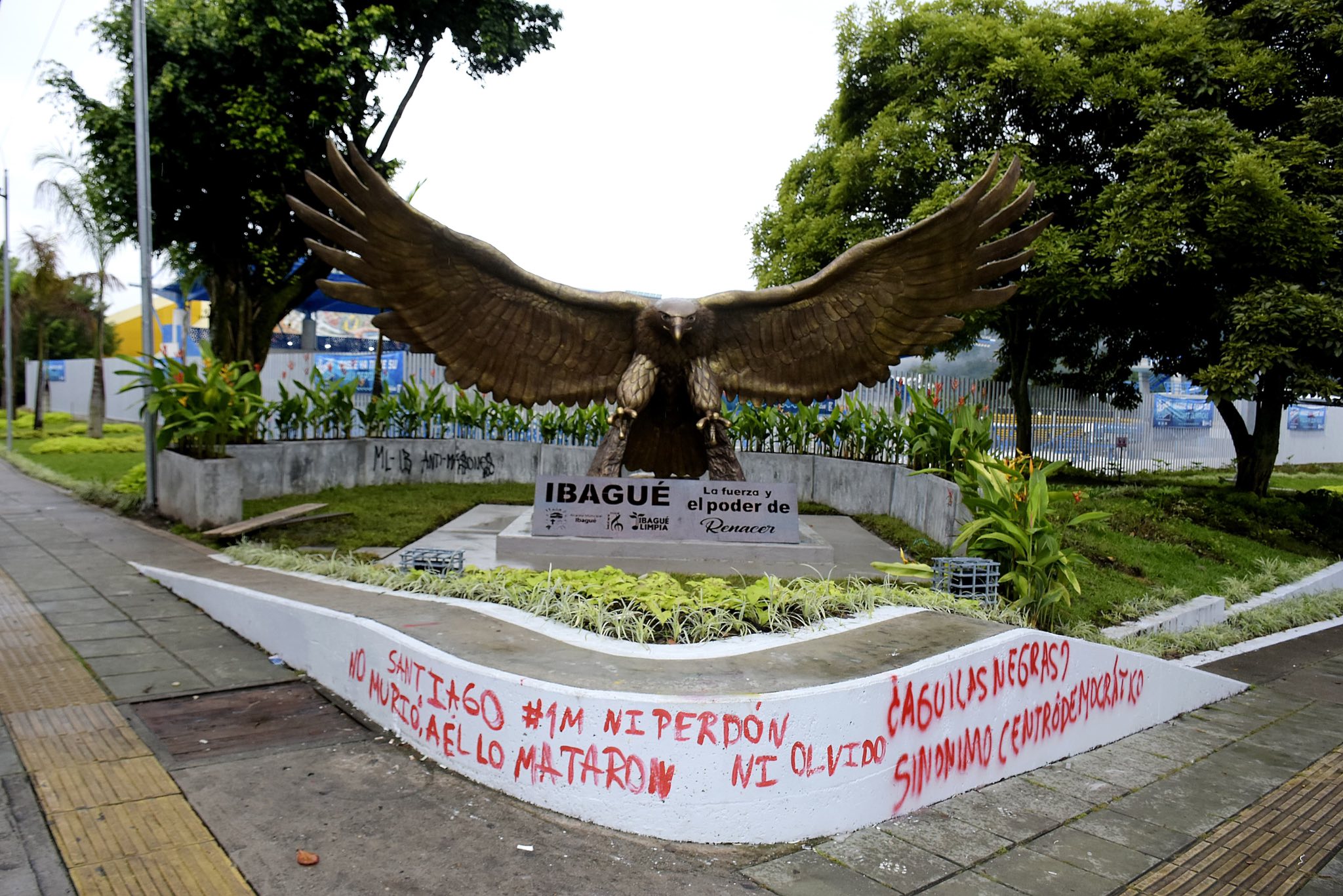 Vandalizan monumento del águila en las piscinas olímpicas, en medio de la marcha del Primero de Mayo 1