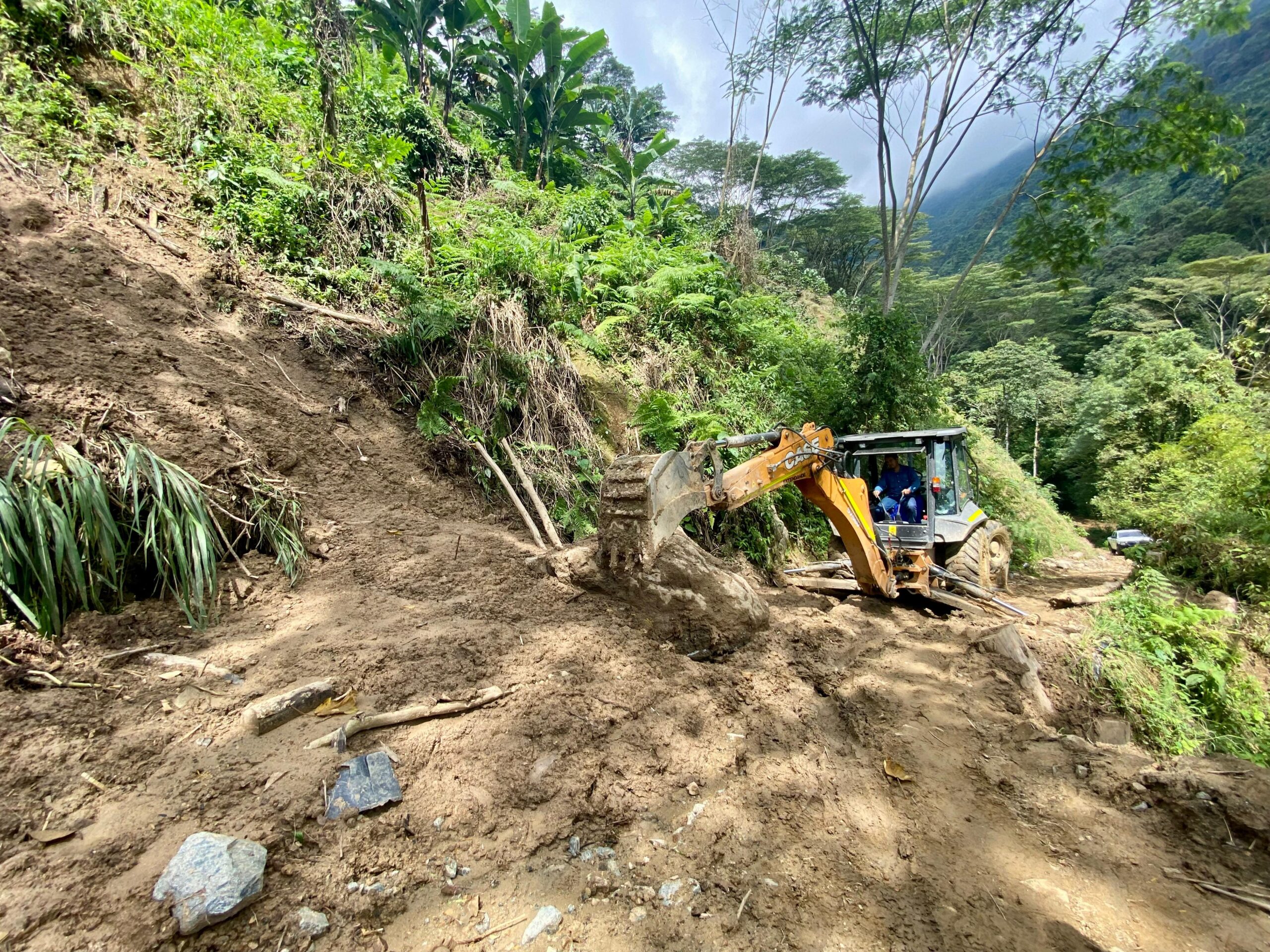 Deslizamientos por lluvias obligan a intervención de maquinaria amarilla en veredas de Ibagué 1
