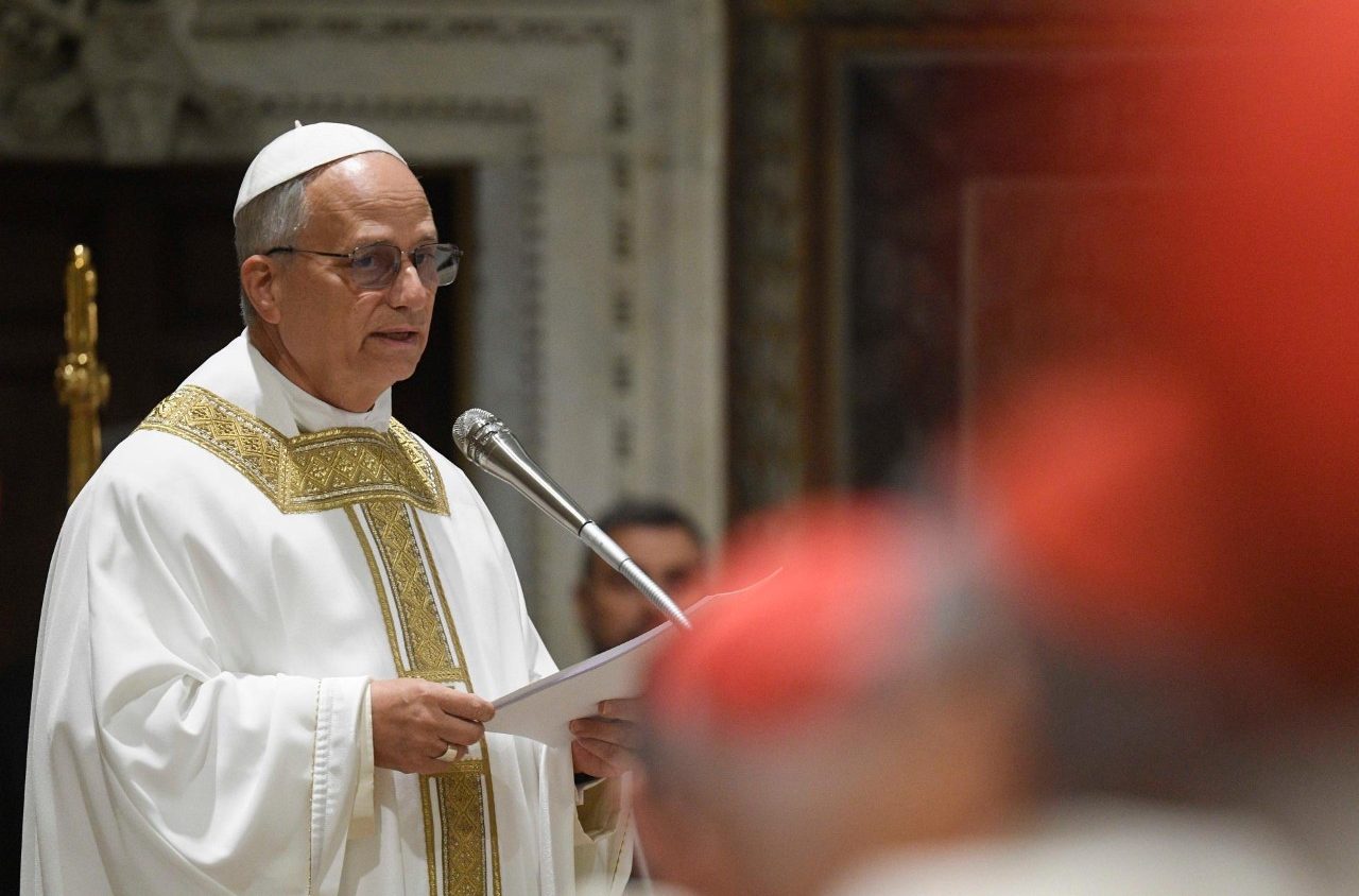 "Que la Iglesia sea un faro que ilumine las noches del mundo": León XIV en misa con cardenales 1
