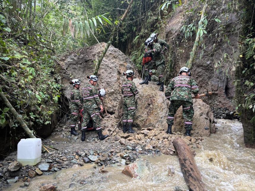 Alcaldía y Ejército retiraron roca gigante que generaba riesgo en Ramos Astilleros 1