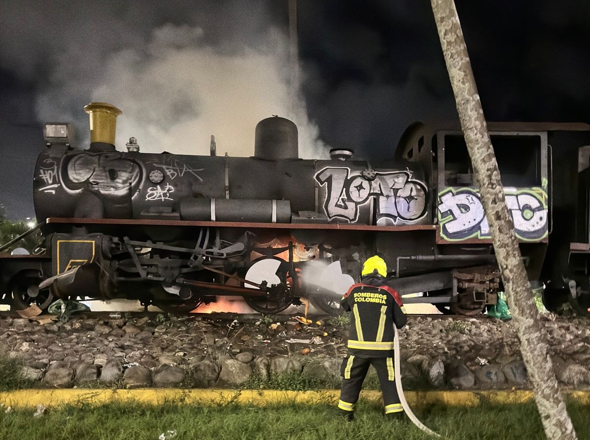 Rápida acción de bomberos evitó daños mayores en locomotora de la calle 19 1