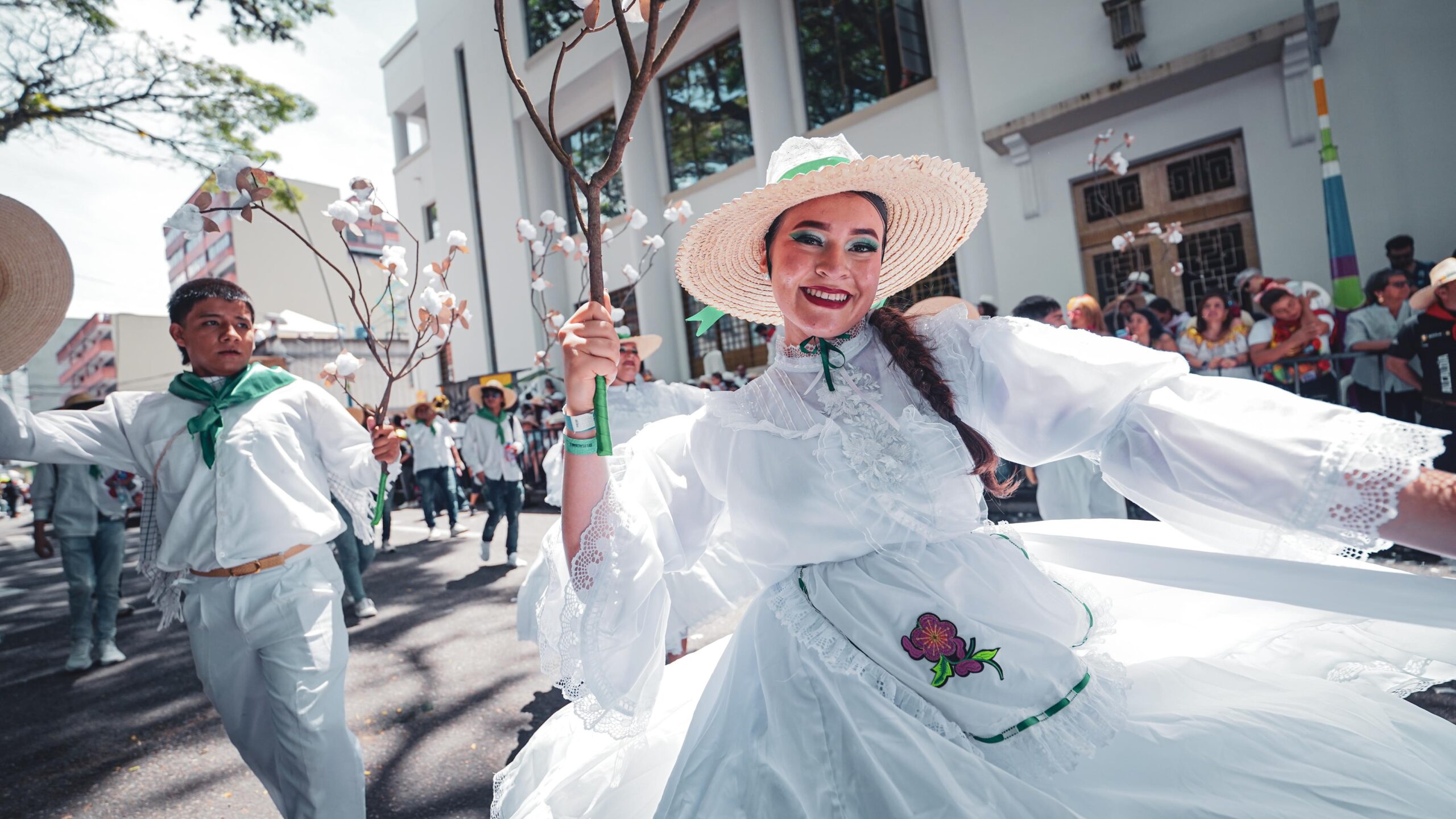 Con nuevas rutas y fiestas, comenzó la temporada turística de mitad de año en Colombia 1