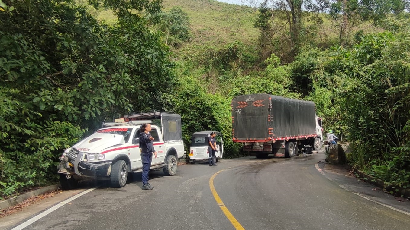 Camioneta de Bomberos de Rovira choca con tractocamión en vía a Ibagué 1