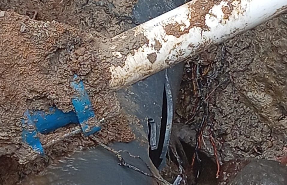 IBAL trabaja para reparar daño en red matriz que afecta el servicio de agua en la comuna Siete 1