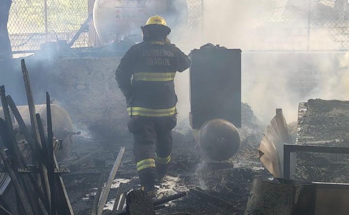 Bomberos extinguieron las llamas en una fábrica de curtiembres 1