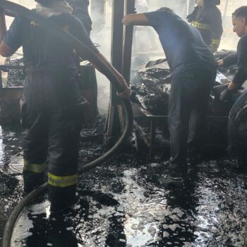 Bomberos extinguieron las llamas en una fábrica de curtiembres 2