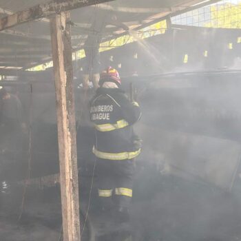 Bomberos extinguieron las llamas en una fábrica de curtiembres 3