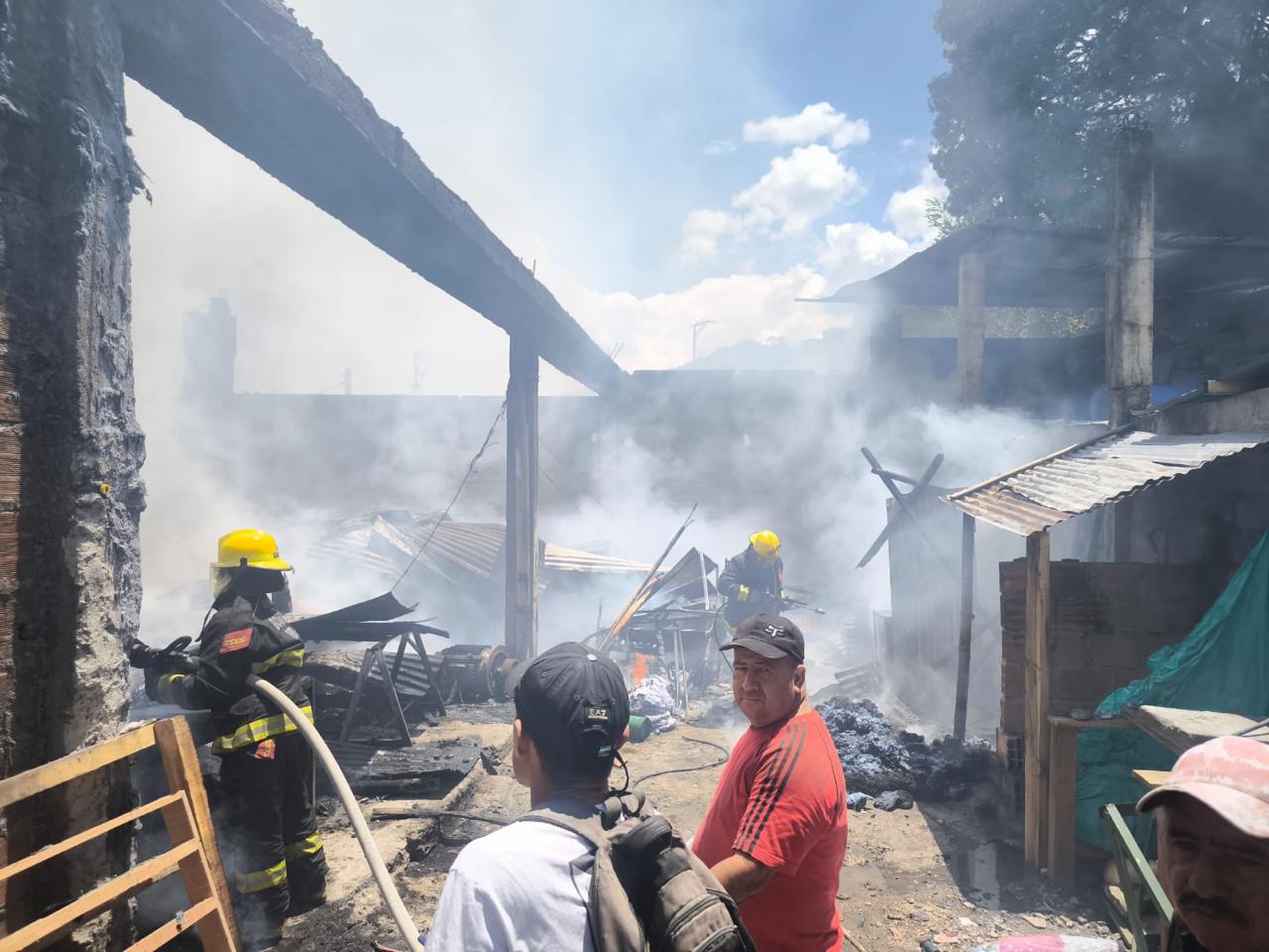 Bomberos extinguieron las llamas de incendio estructural en fábrica de colchones 5