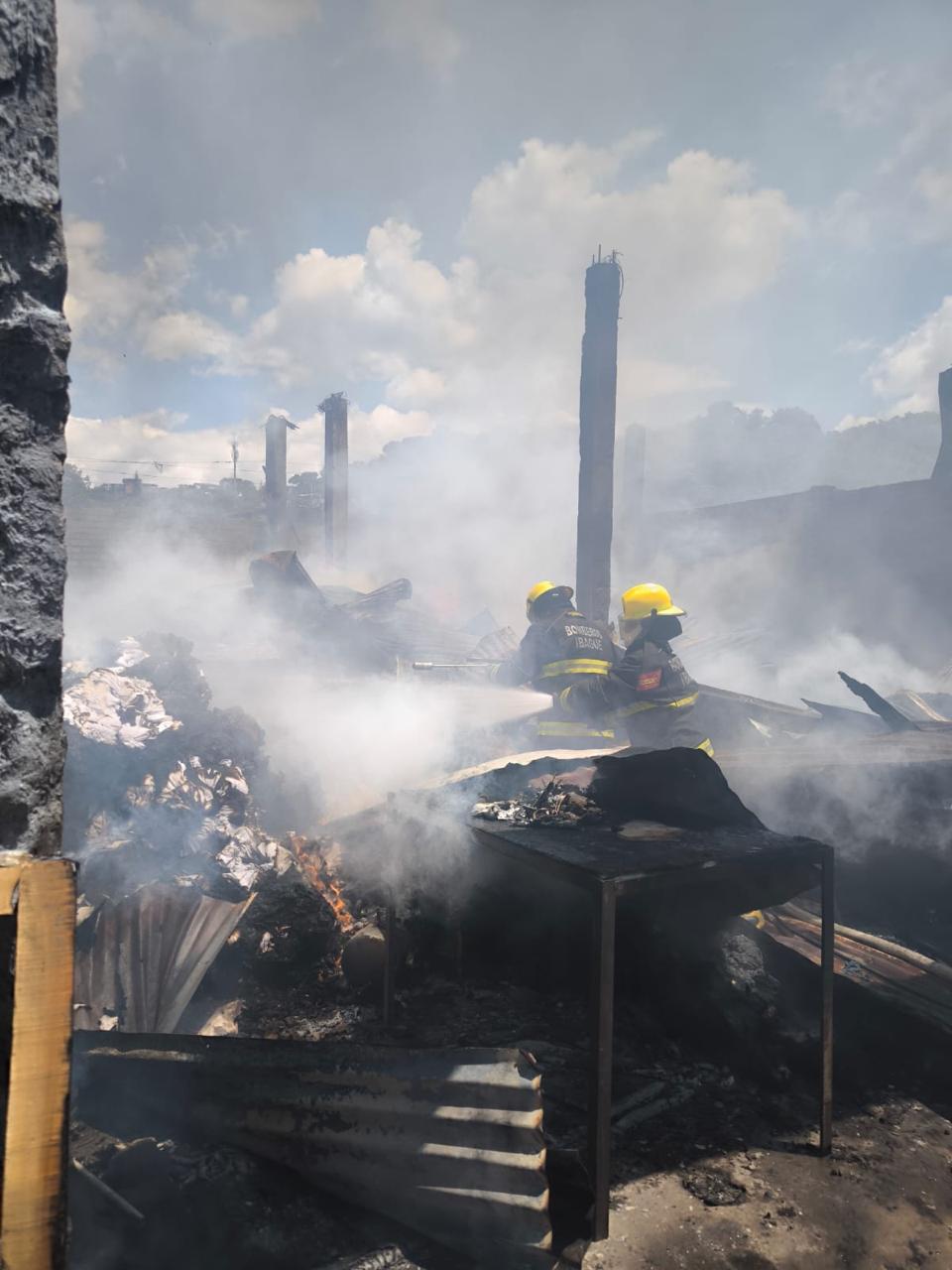 Bomberos extinguieron las llamas de incendio estructural en fábrica de colchones 2