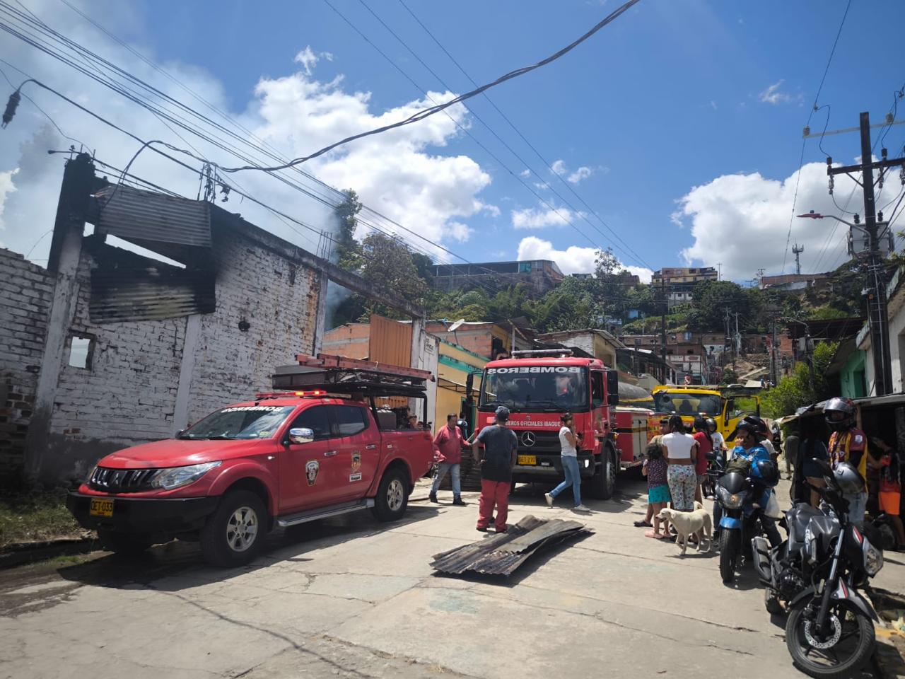 Bomberos extinguieron las llamas de incendio estructural en fábrica de colchones 3
