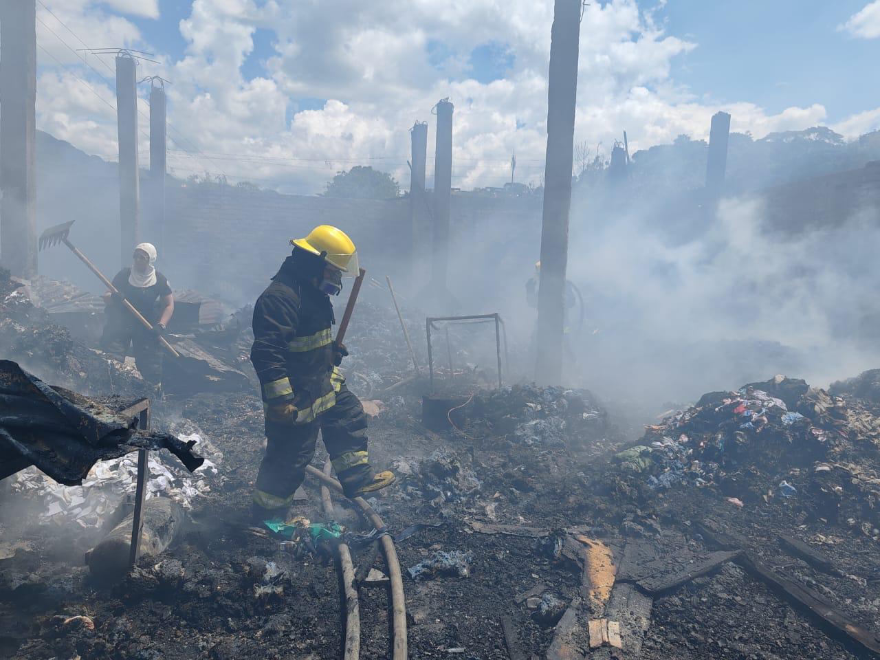 Bomberos extinguieron las llamas de incendio estructural en fábrica de colchones 1