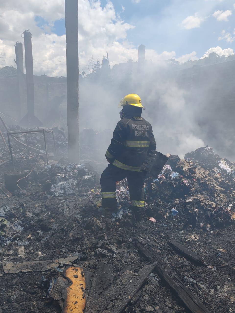 Bomberos extinguieron las llamas de incendio estructural en fábrica de colchones 4