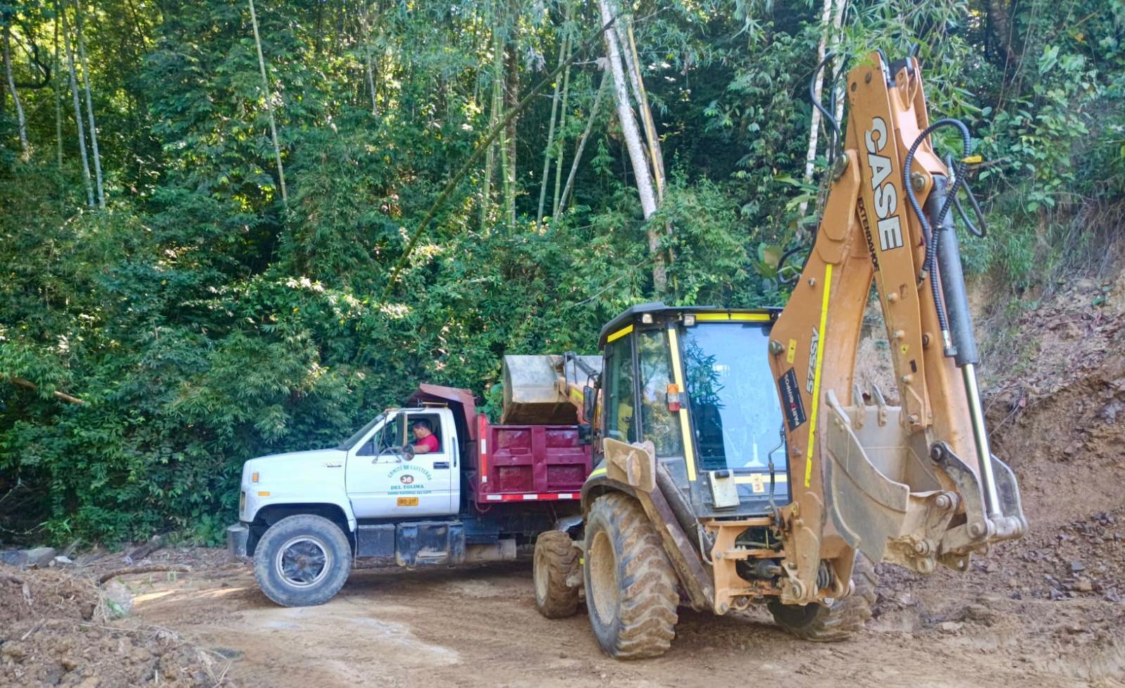 Con maquinaria amarilla la Alcaldía mejora las vías en Cañadas Potrerito y Los Cauchos Altos 1