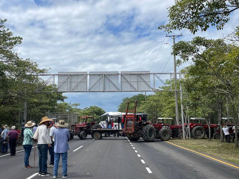 Arroceros se mantienen en los bloqueos y exigen negociación directa con la ministra de Agricultura 1
