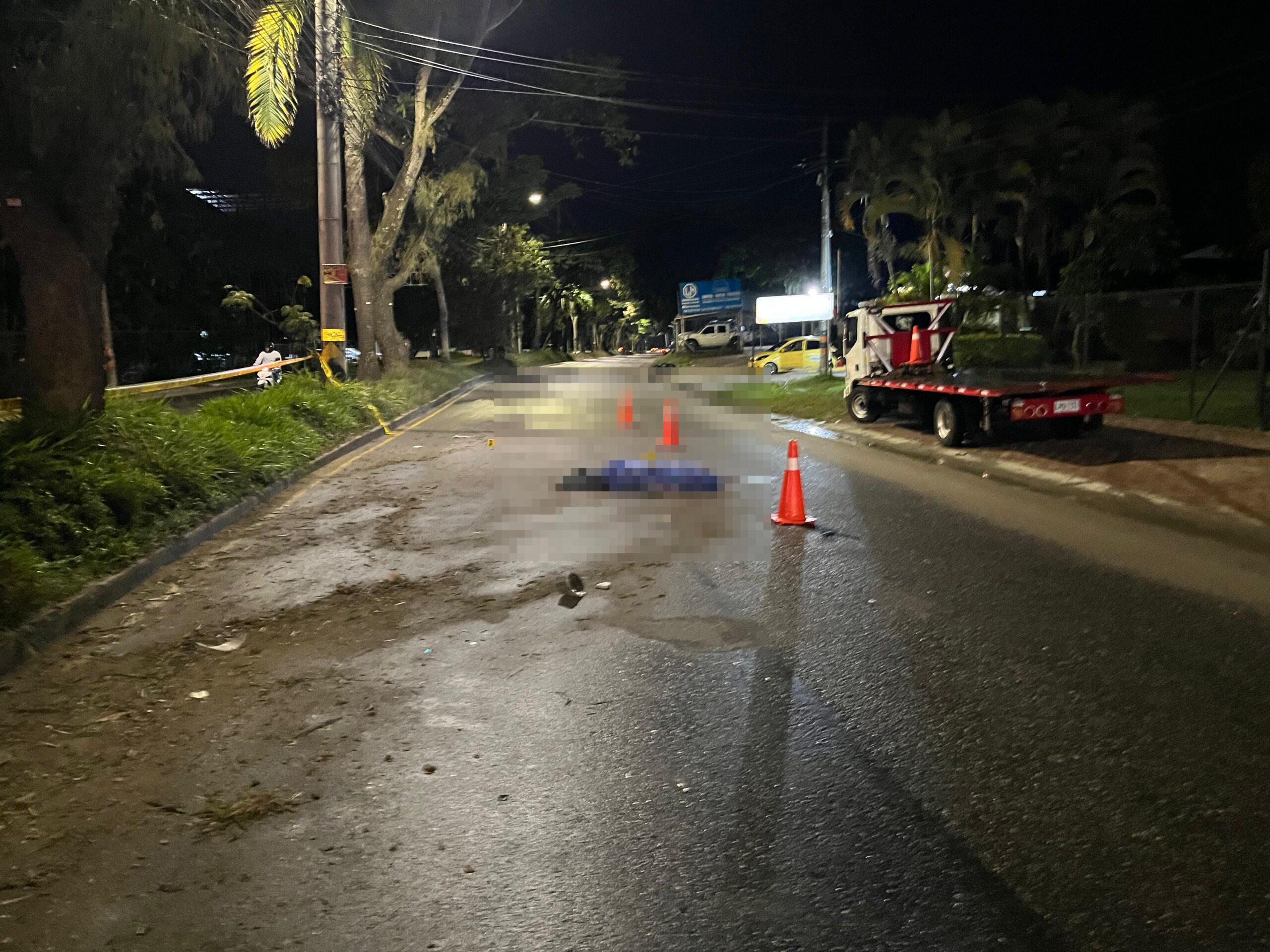 Motociclista murió al chocar contra separador en la avenida Mirolindo 1