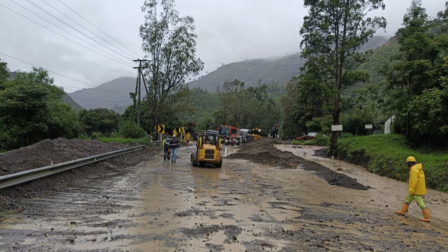 Cerrada la vía Bogotá–Villavicencio por deslizamientos y caída de árboles 3