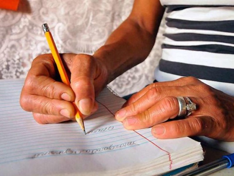 Más de 900 cupos disponibles para jóvenes y adultos que quieran aprender a leer y escribir en el Tolima 1