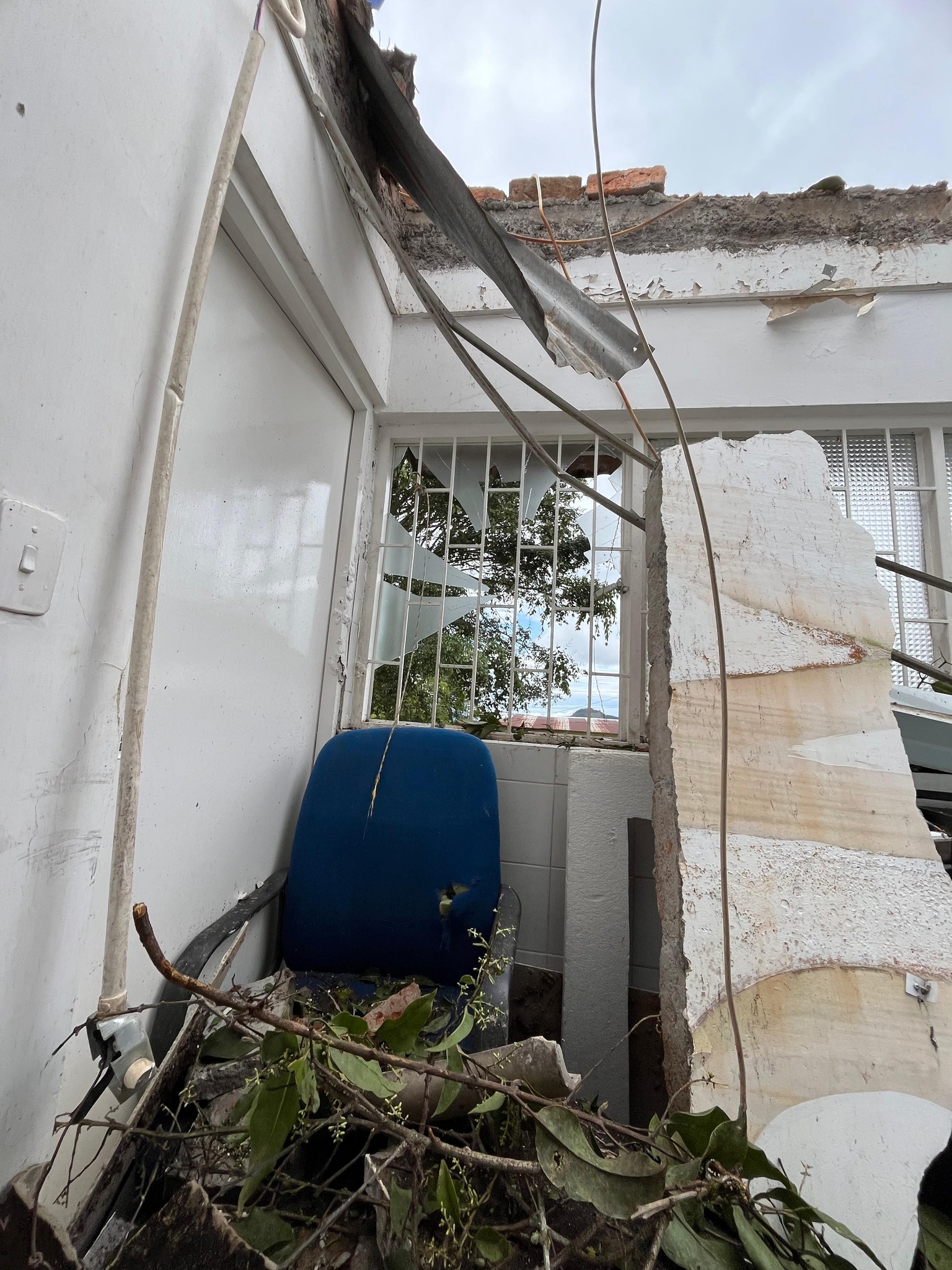 Por fuertes lluvias y vientos, árbol cayó sobre el hospital Santo Domingo de Casabianca y afectó fachada y varios consultorios 7