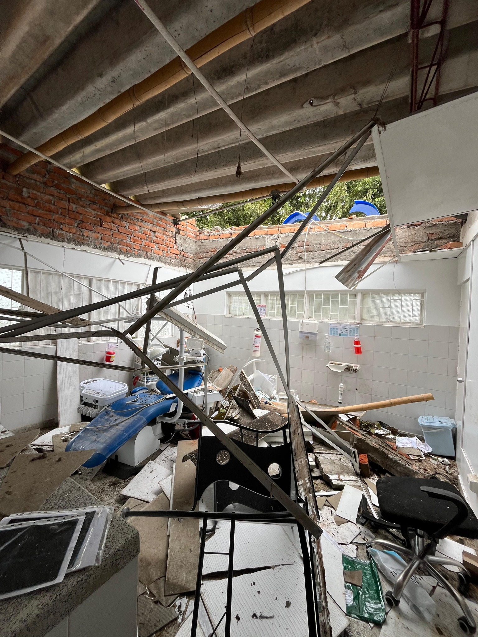 Por fuertes lluvias y vientos, árbol cayó sobre el hospital Santo Domingo de Casabianca y afectó fachada y varios consultorios 2