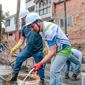 Alcaldía adelanta remoción de escombros por el incendio del barrio Antonio Nariño 2