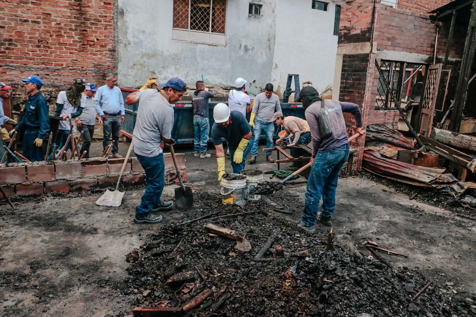 Alcaldía adelanta remoción de escombros por el incendio del barrio Antonio Nariño 1
