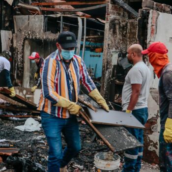 Alcaldía adelanta remoción de escombros por el incendio del barrio Antonio Nariño 3