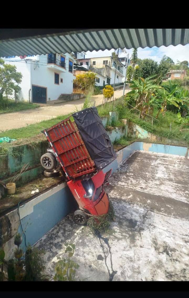 Impactante accidente en Icononzo: camioneta cae en antigua piscina del barrio Obrero 3