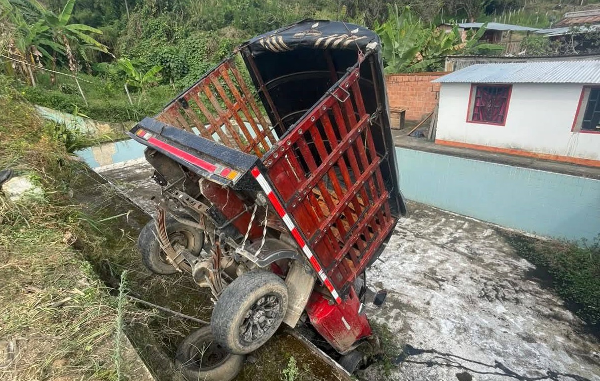 Impactante accidente en Icononzo: camioneta cae en antigua piscina del barrio Obrero 1