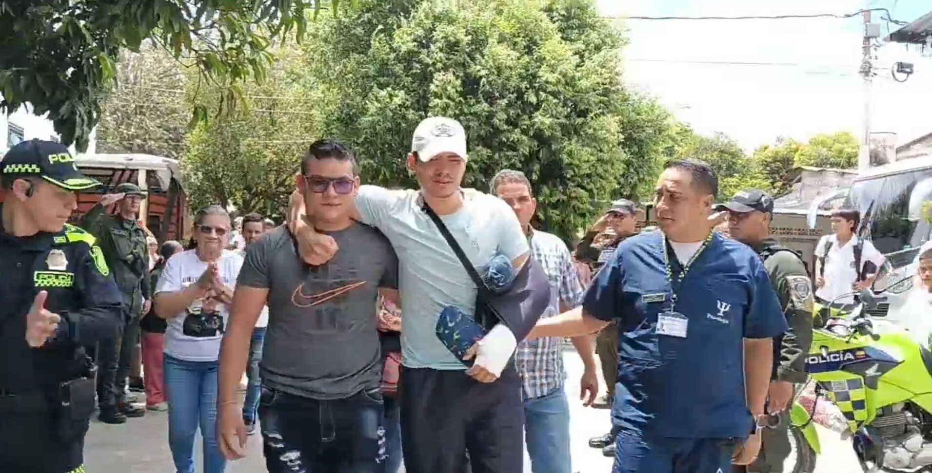 Chicoral recibió con lágrimas al patrullero Diego Alejandro, sobreviviente del ataque al helicóptero en Antioquia 15