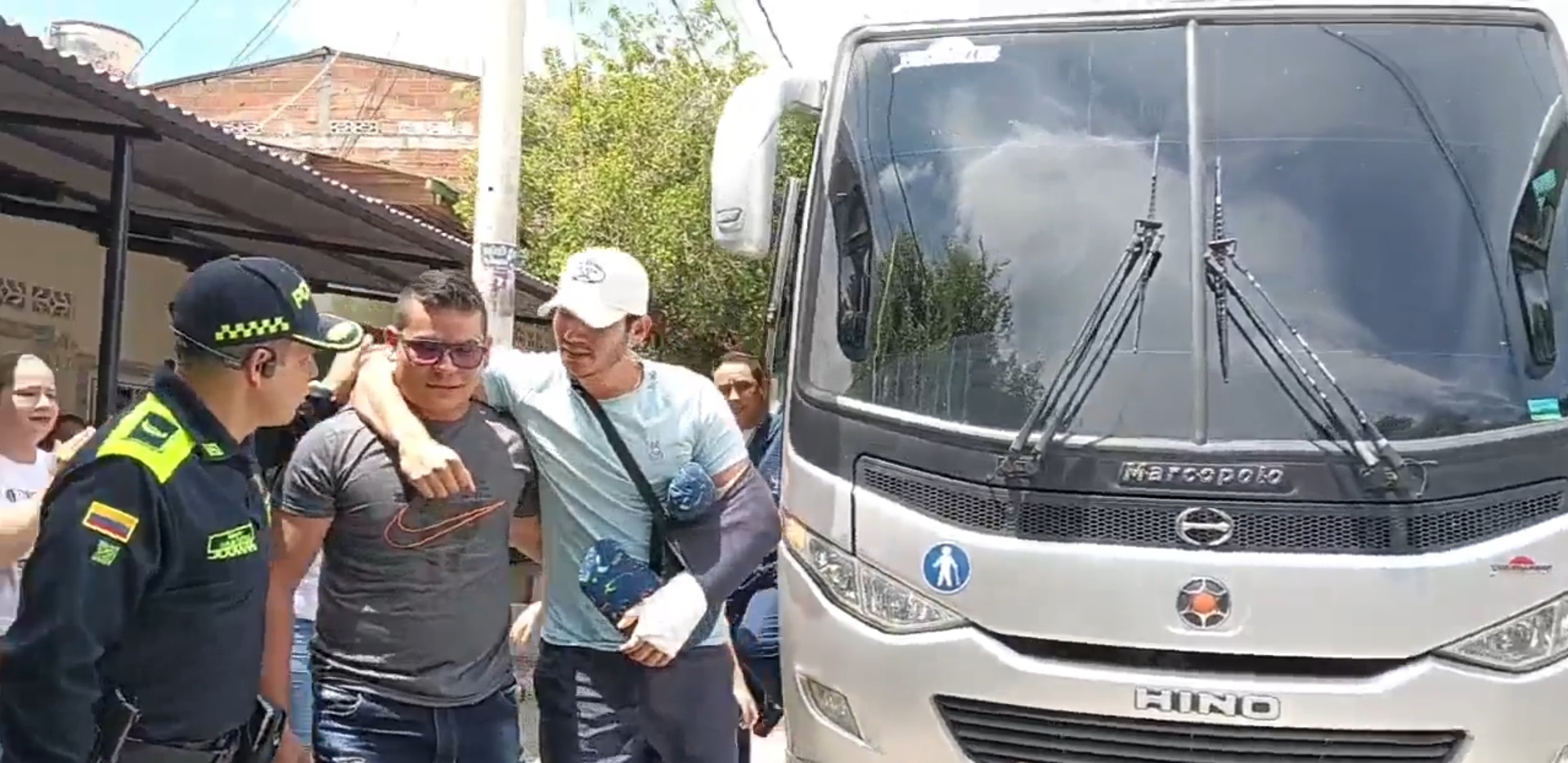Chicoral recibió con lágrimas al patrullero Diego Alejandro, sobreviviente del ataque al helicóptero en Antioquia 14