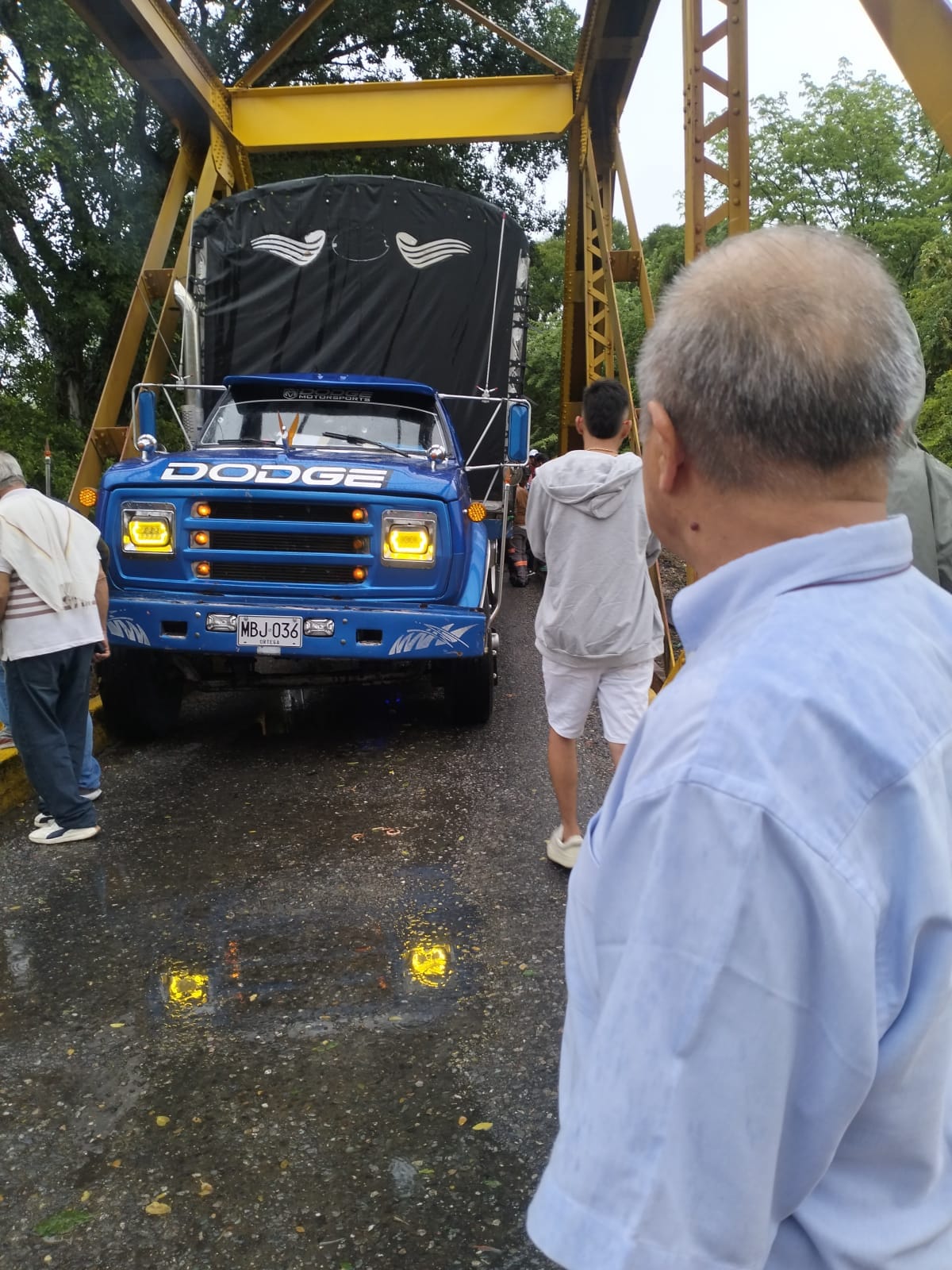 Camión bloquea totalmente la vía Ortega–Guamo tras chocar contra el Puente Amarillo 3
