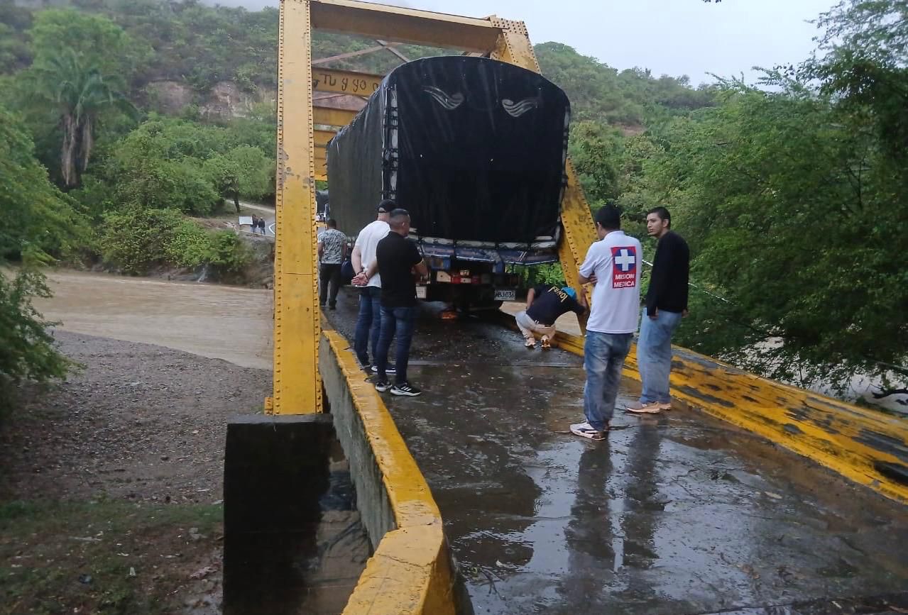Camión bloquea totalmente la vía Ortega–Guamo tras chocar contra el Puente Amarillo 1