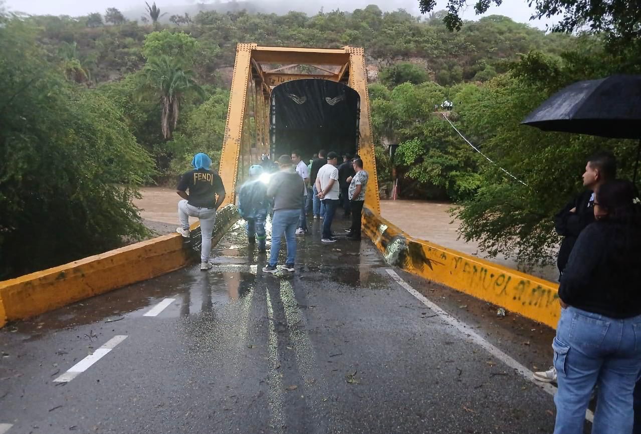 Camión bloquea totalmente la vía Ortega–Guamo tras chocar contra el Puente Amarillo 2