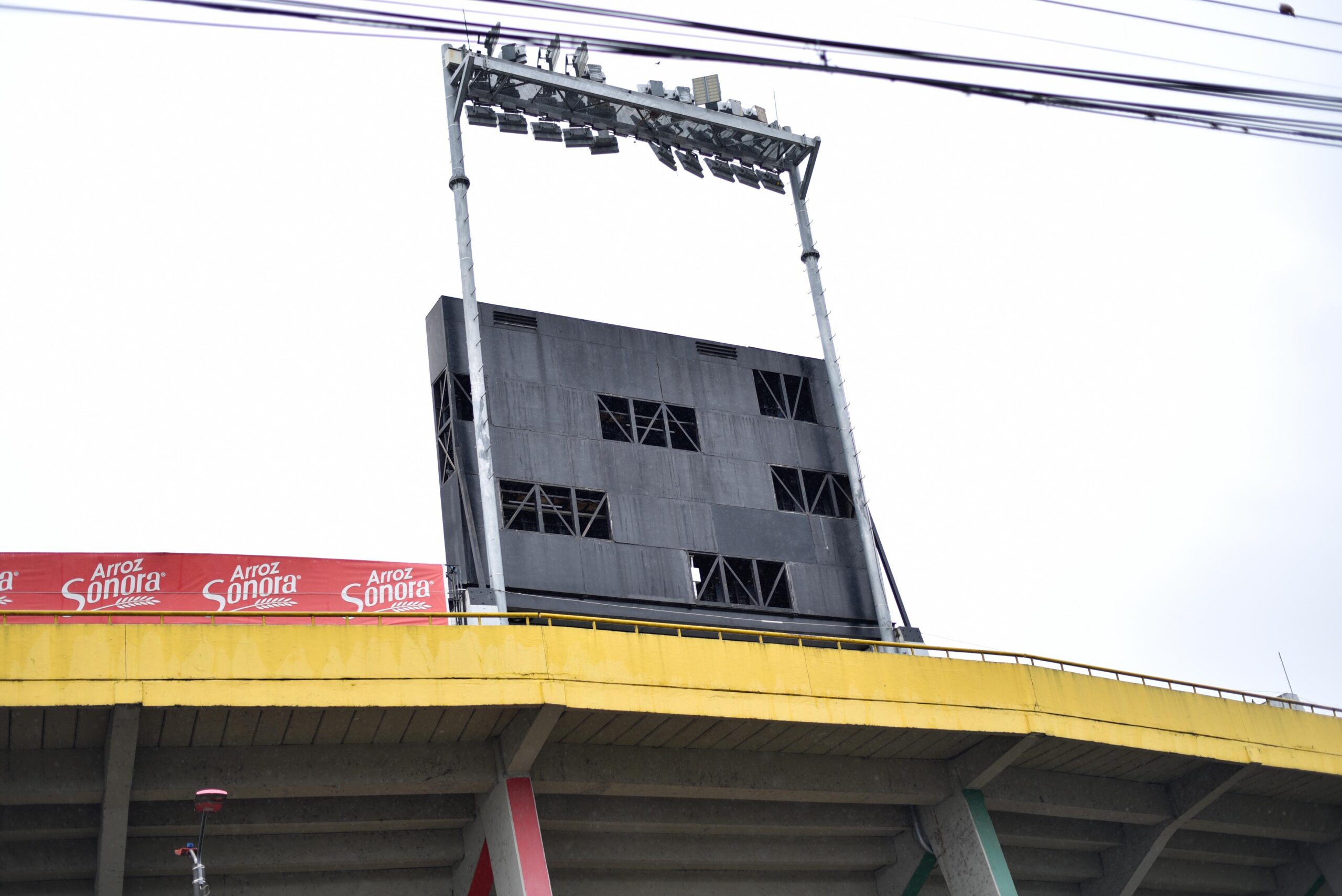 Daños estructurales y suspensión de servicios afectan el estadio Manuel Murillo Toro tras fuerte tormenta 1