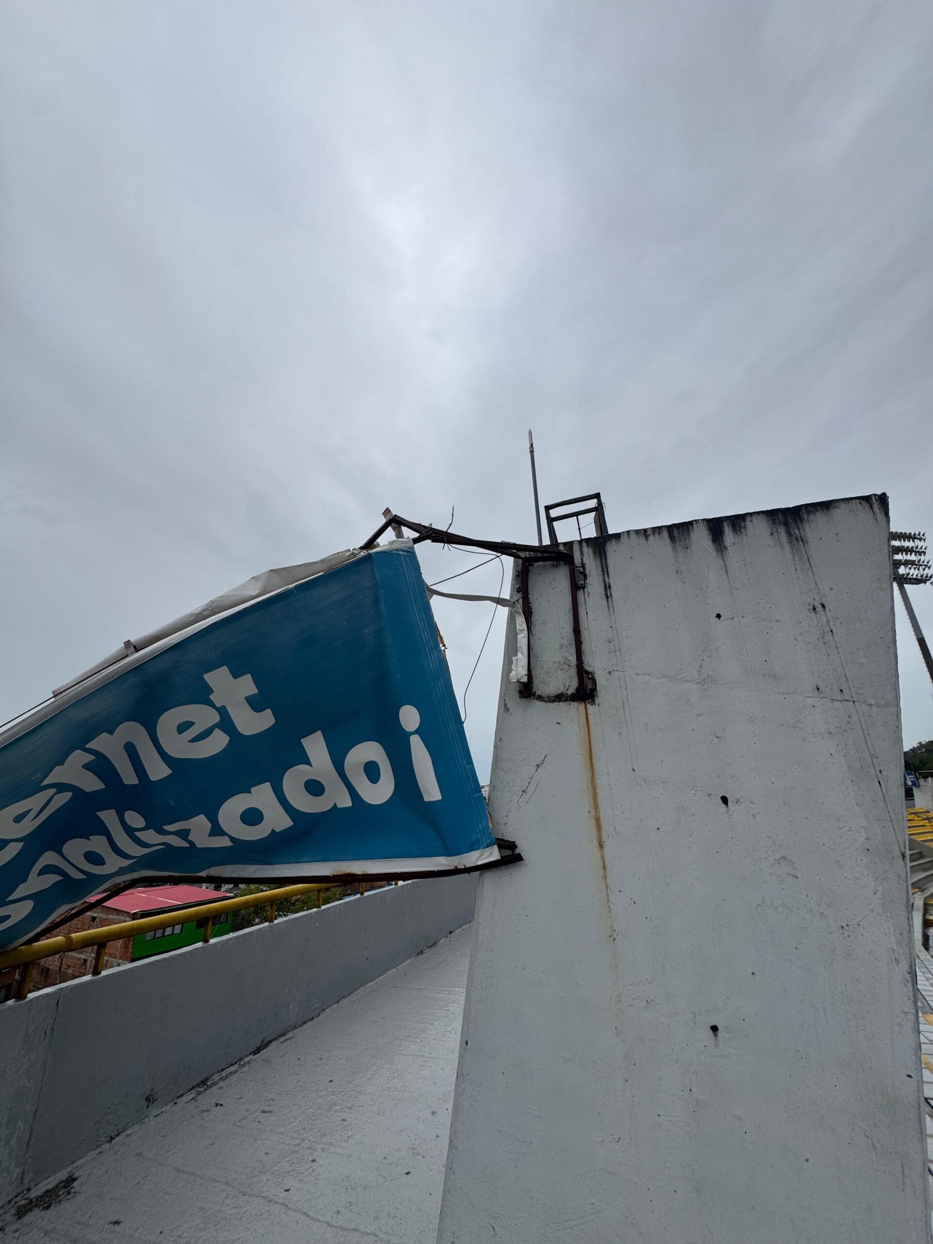 Daños estructurales y suspensión de servicios afectan el estadio Manuel Murillo Toro tras fuerte tormenta 3