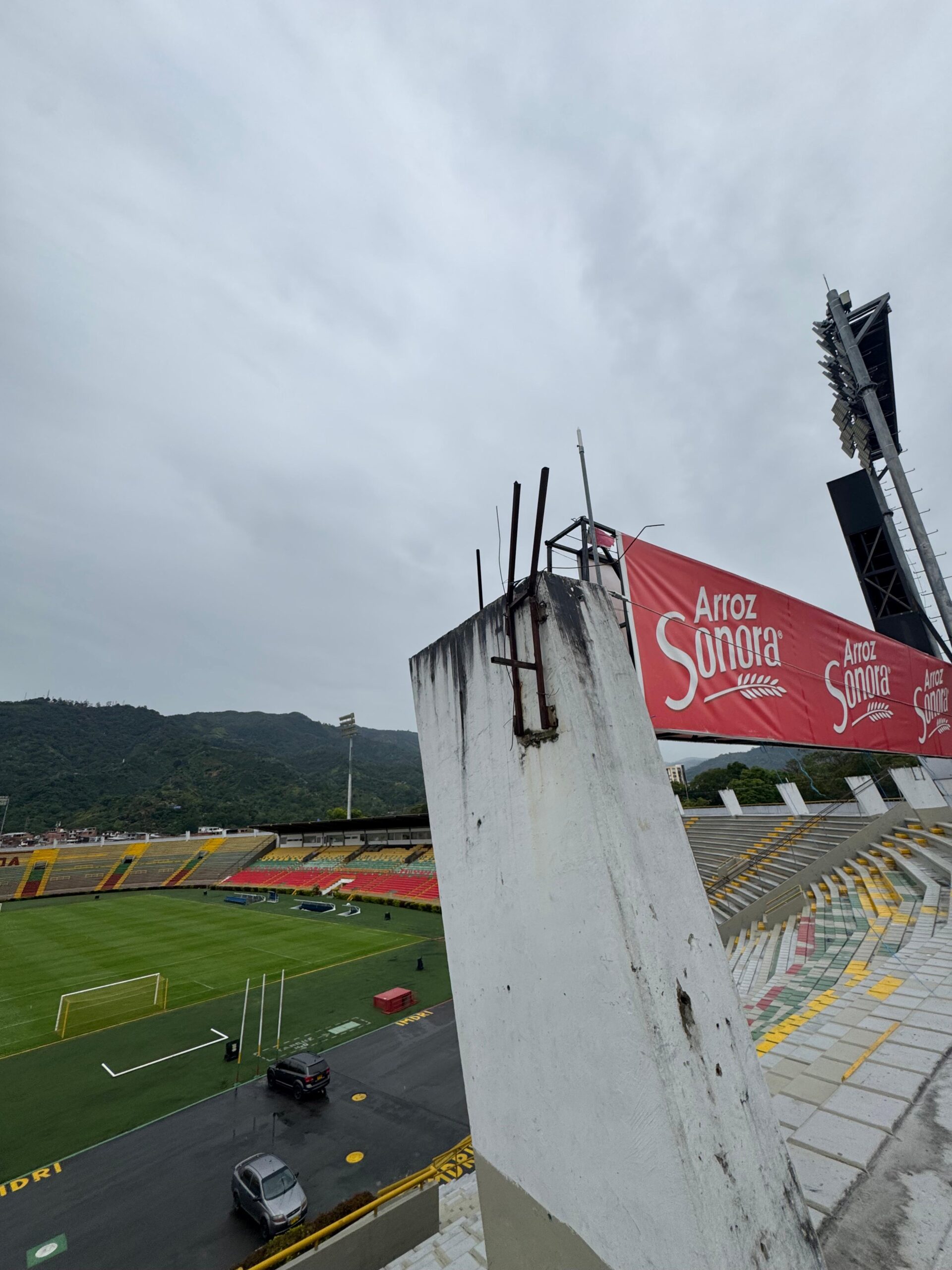 Daños estructurales y suspensión de servicios afectan el estadio Manuel Murillo Toro tras fuerte tormenta 7