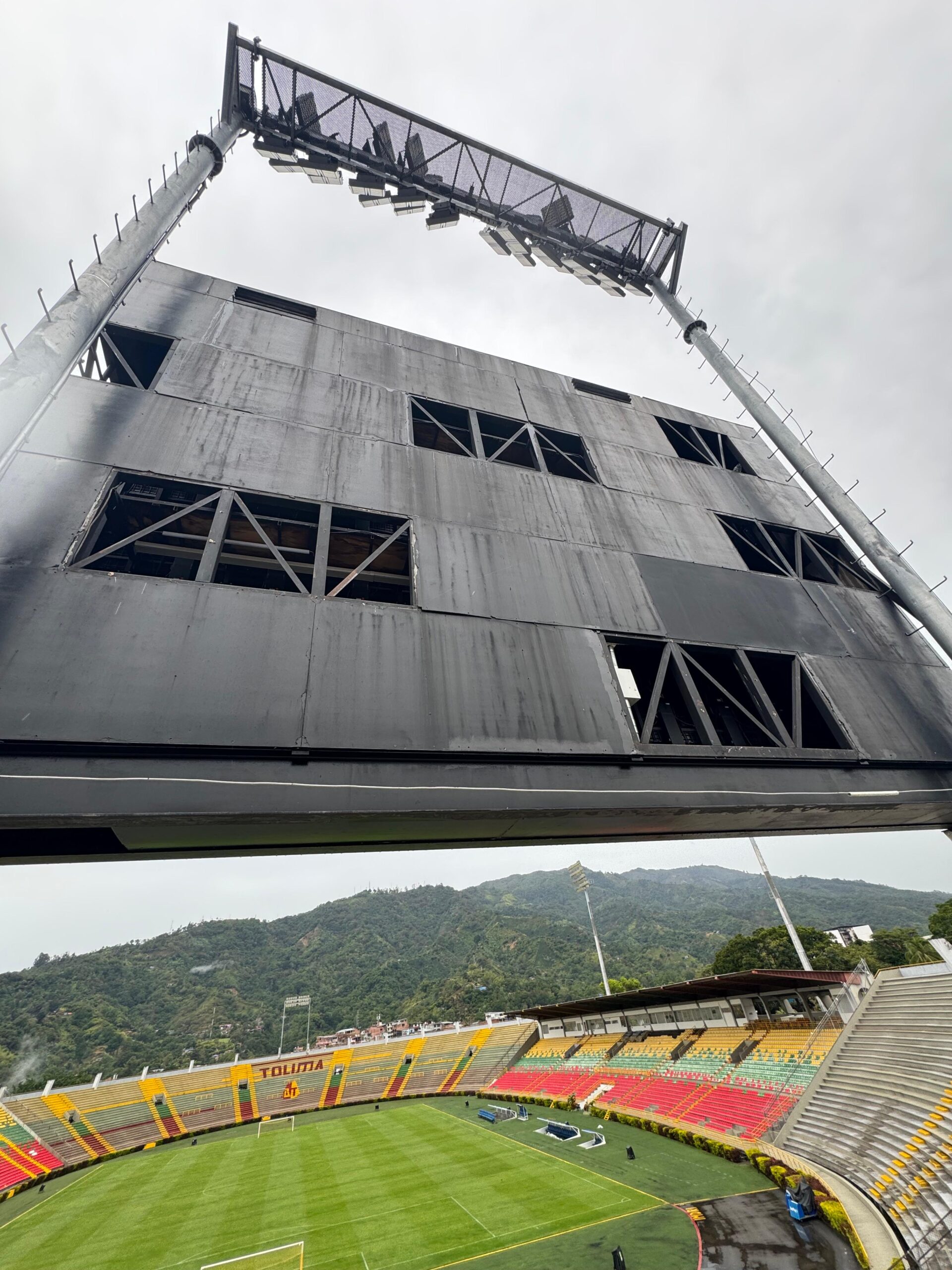 Daños estructurales y suspensión de servicios afectan el estadio Manuel Murillo Toro tras fuerte tormenta 5