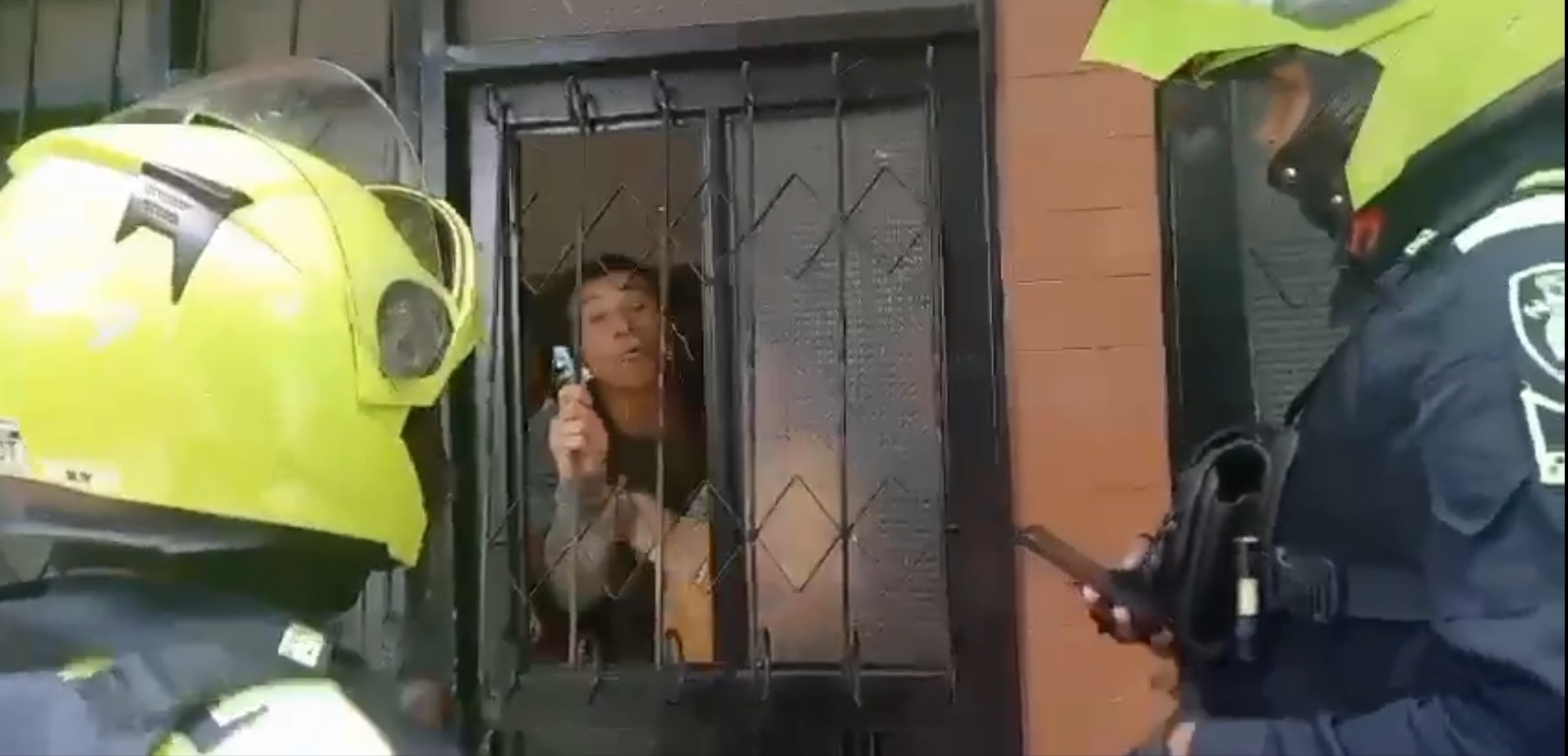 Terror en el barrio Topacio: vecinos violentos amenazan con machete a bebé de 10 meses 3