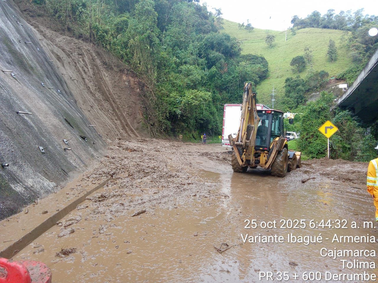 Nuevo derrumbe en la vía Cajamarca–Calarcá genera cierre parcial por fuertes lluvias 1