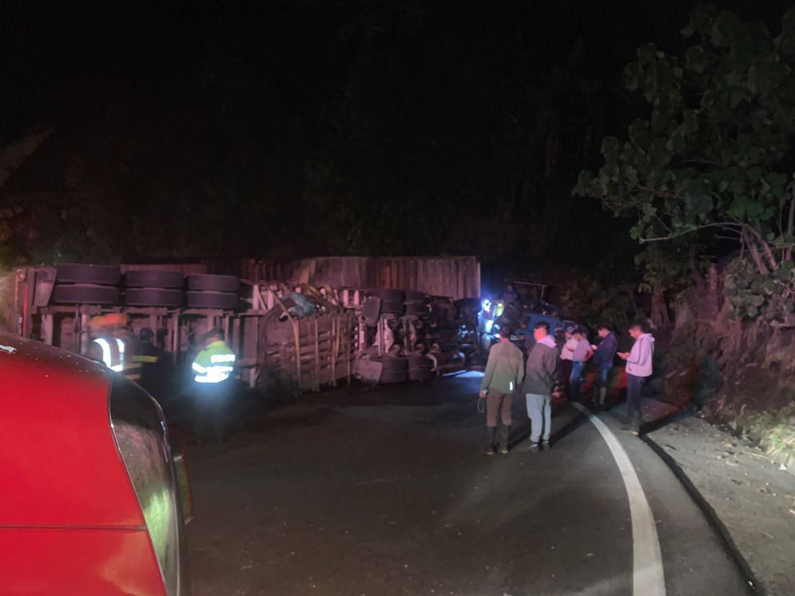 Dos tractocamiones se incendiaron en la vía Cajamarca – Ibagué 8