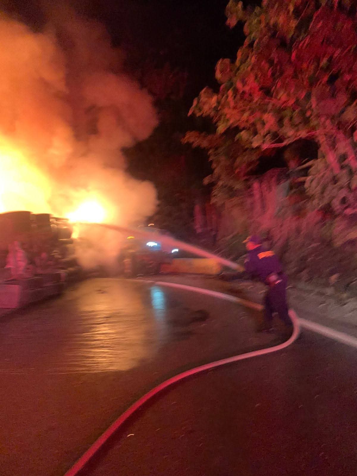 Dos tractocamiones se incendiaron en la vía Cajamarca – Ibagué 7