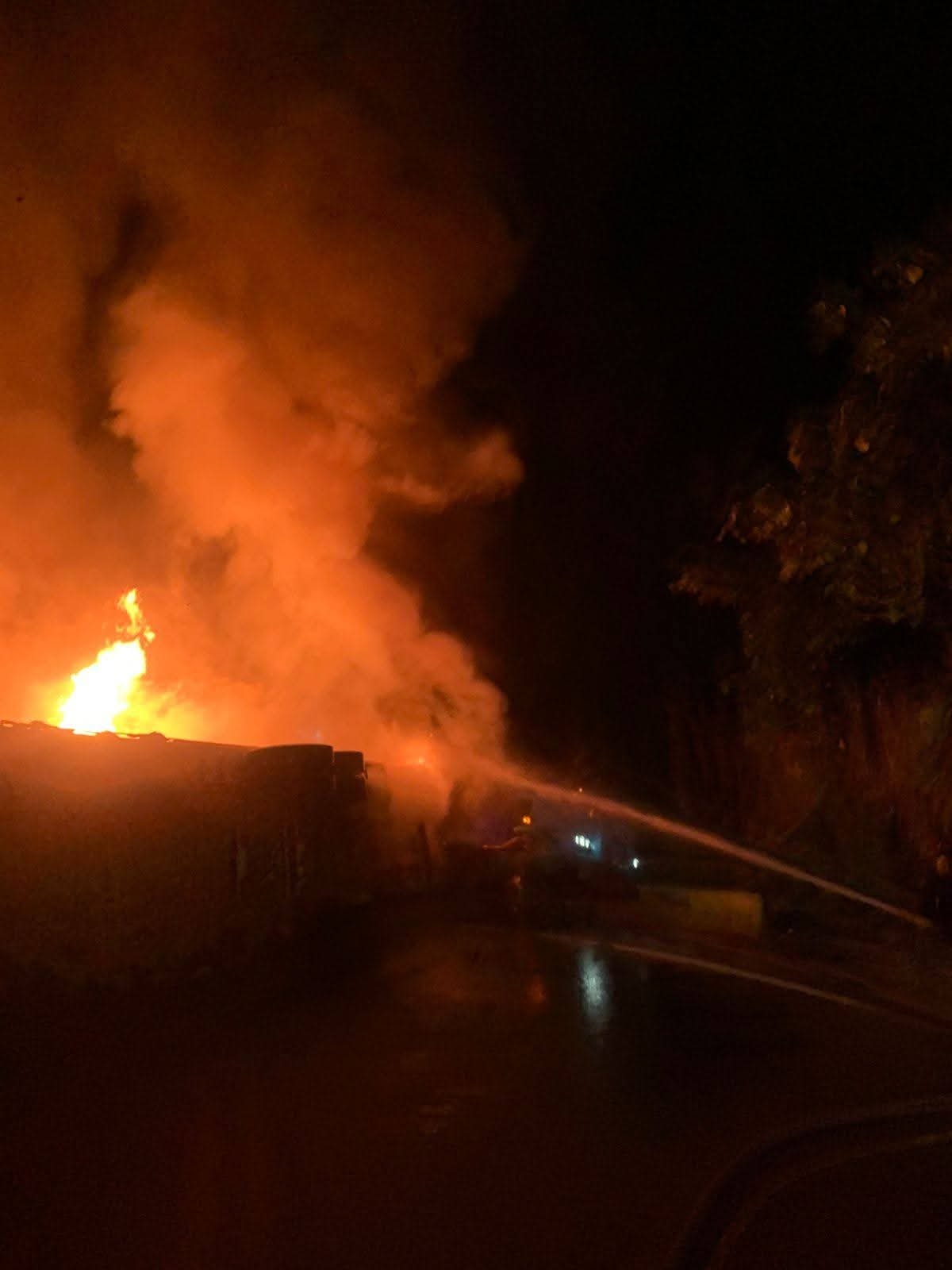 Dos tractocamiones se incendiaron en la vía Cajamarca – Ibagué 9