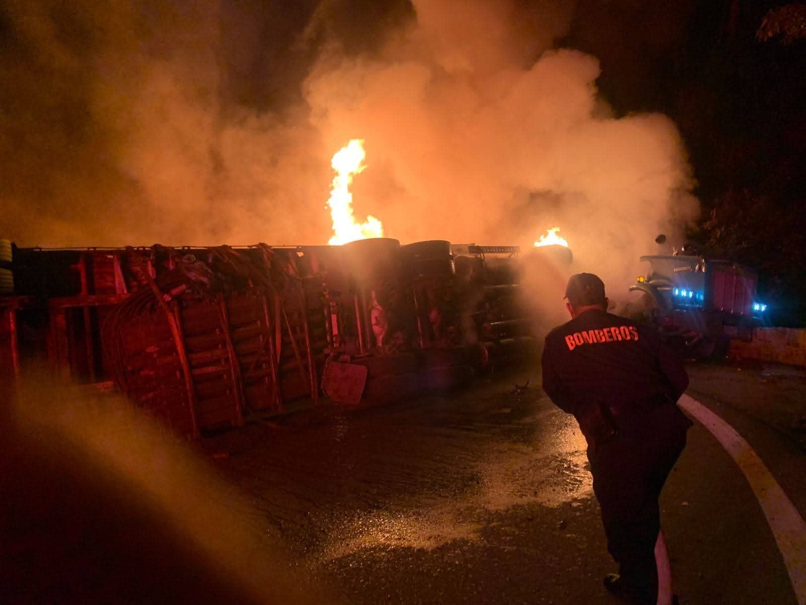 Dos tractocamiones se incendiaron en la vía Cajamarca – Ibagué 10