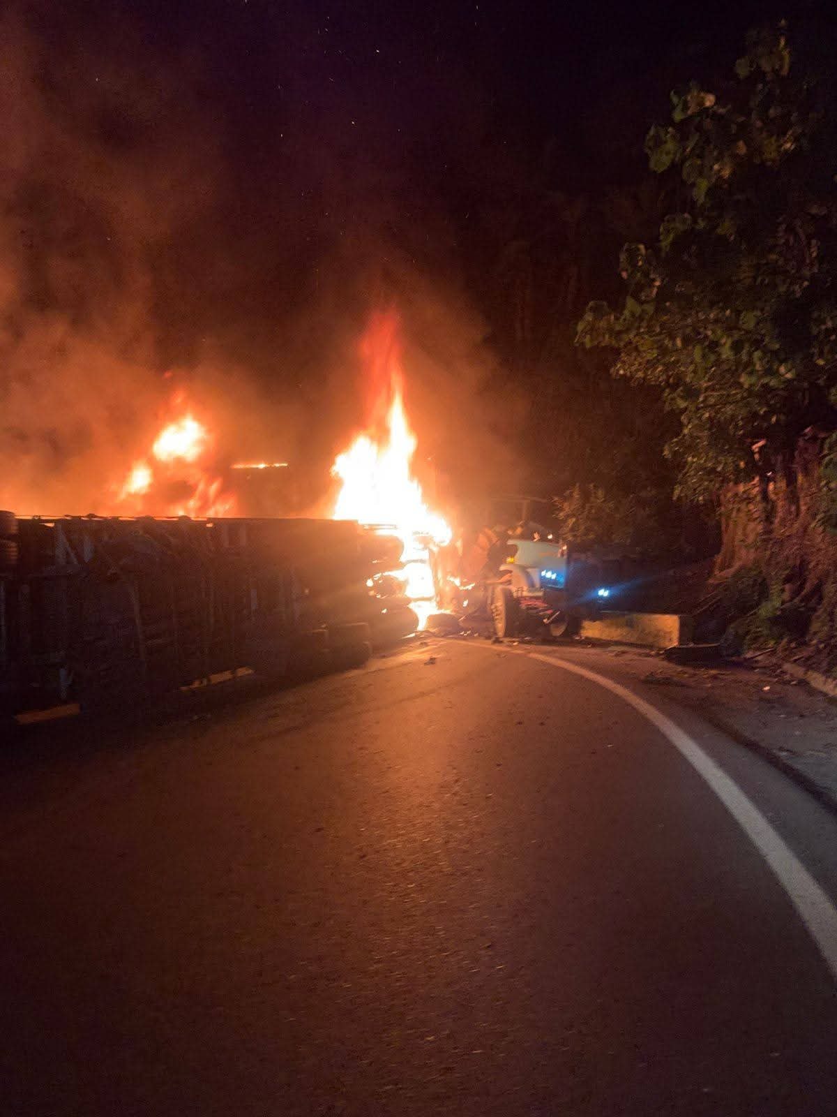 Dos tractocamiones se incendiaron en la vía Cajamarca – Ibagué 1