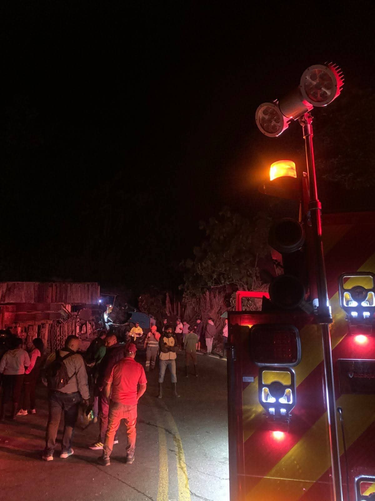 Dos tractocamiones se incendiaron en la vía Cajamarca – Ibagué 3