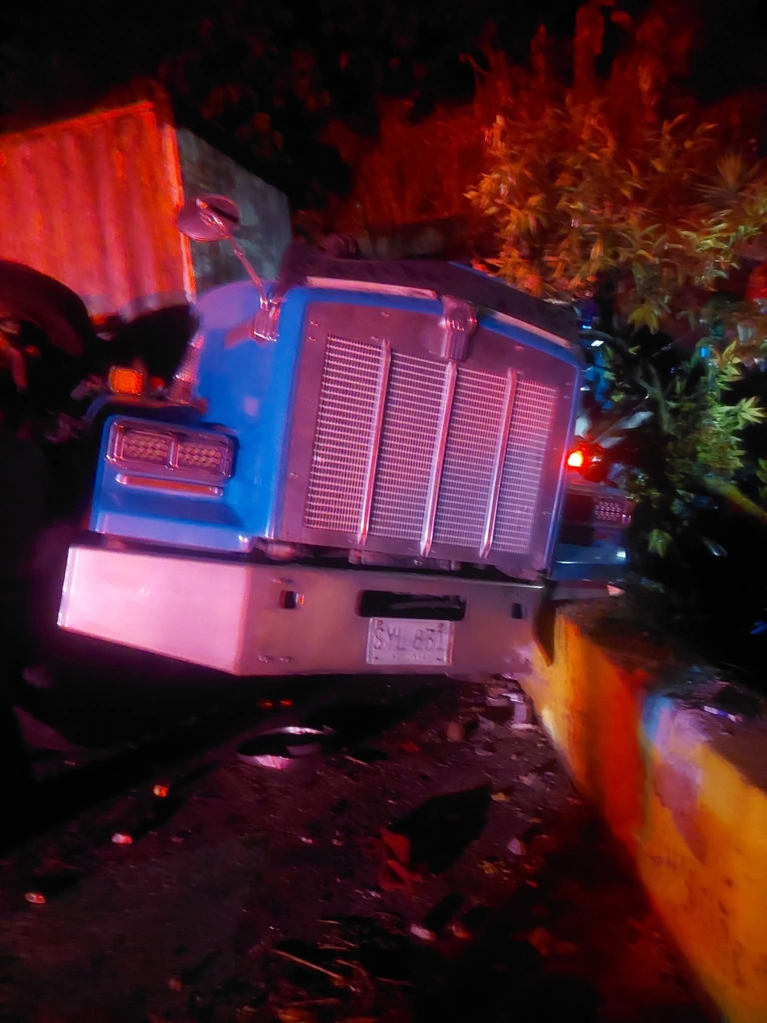 Dos tractocamiones se incendiaron en la vía Cajamarca – Ibagué 4