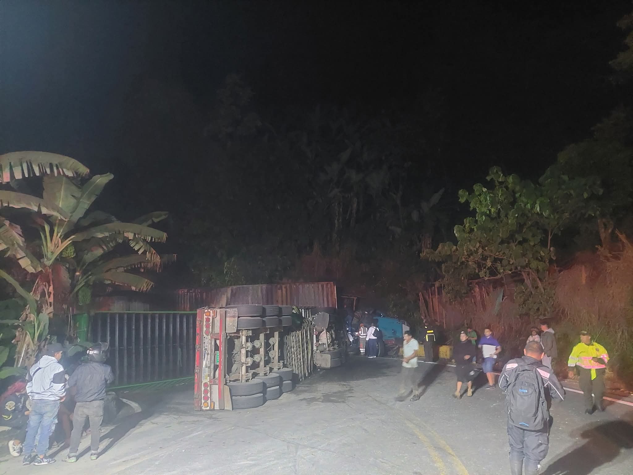 Dos tractocamiones se incendiaron en la vía Cajamarca – Ibagué 5