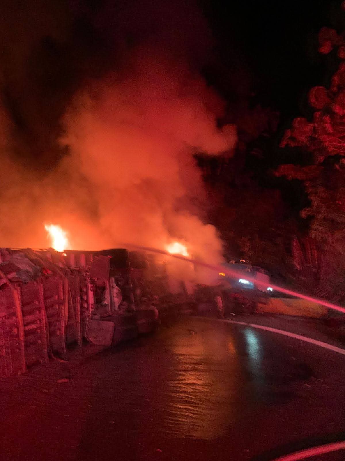 Dos tractocamiones se incendiaron en la vía Cajamarca – Ibagué 6