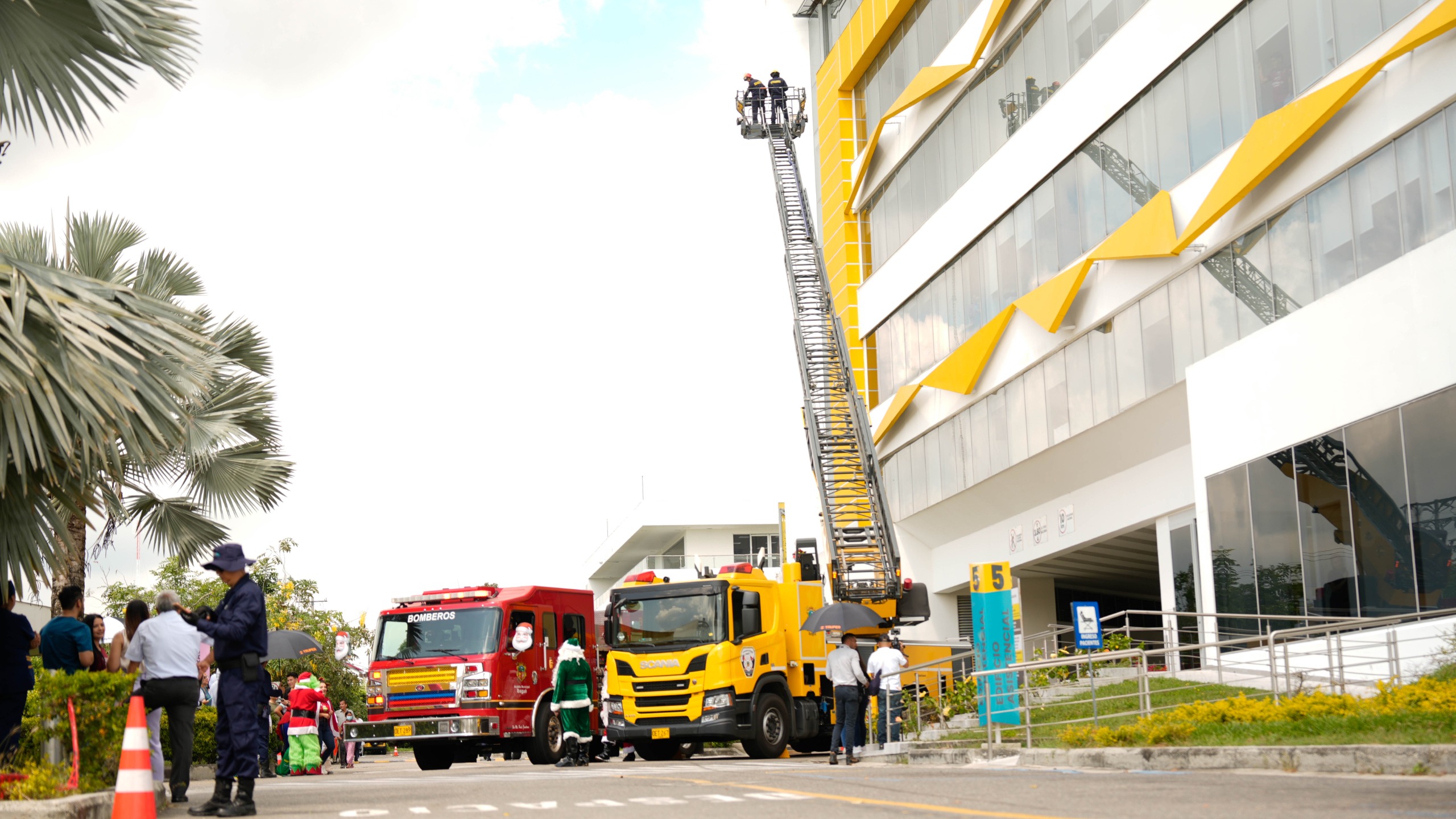 Regalos, sonrisas y fe: jornada navideña de la Alcaldía y bomberos en Clinaltec 8